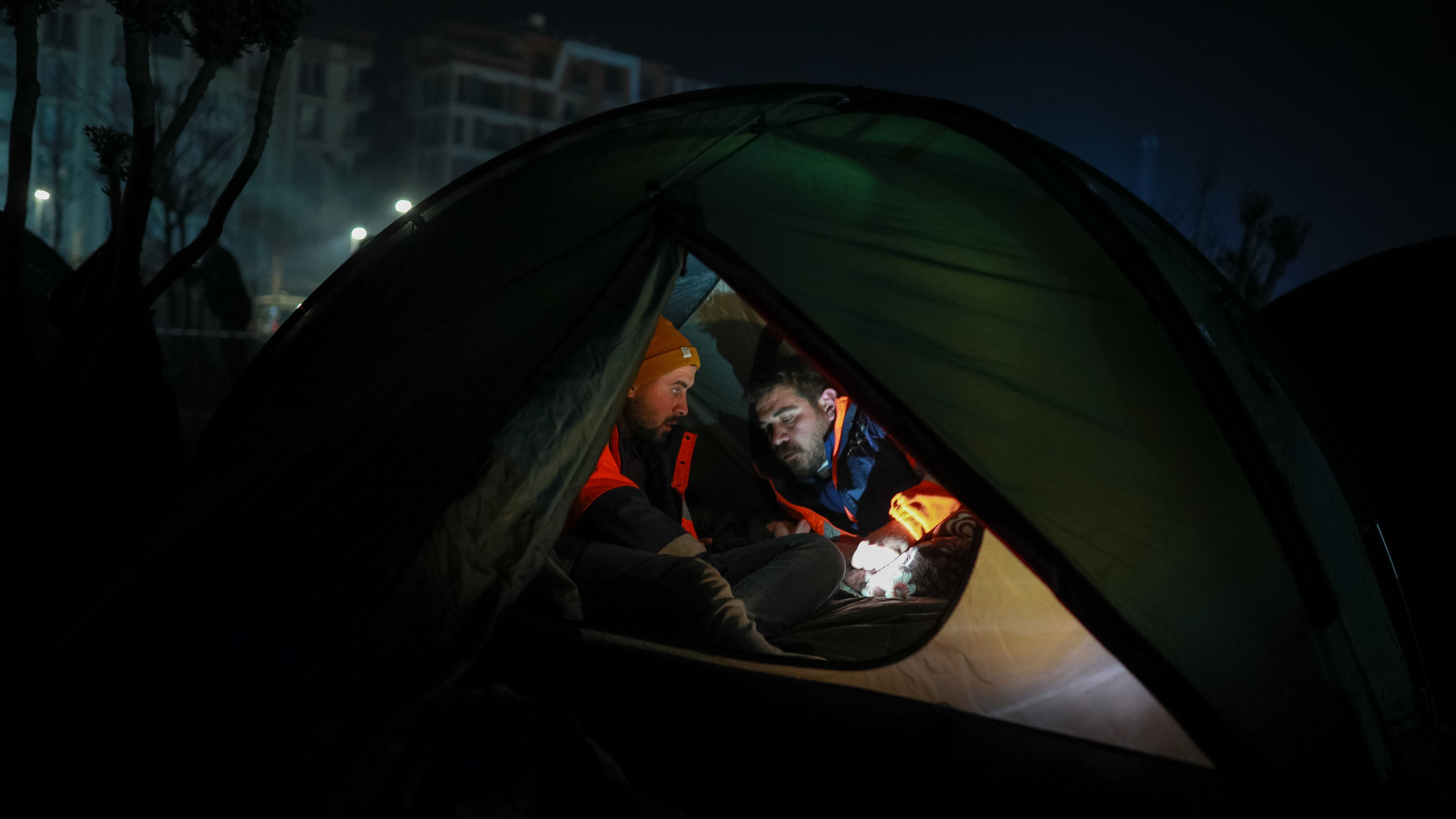 Los supervivientes del terremoto se instalan en tiendas de campaña y otros puntos