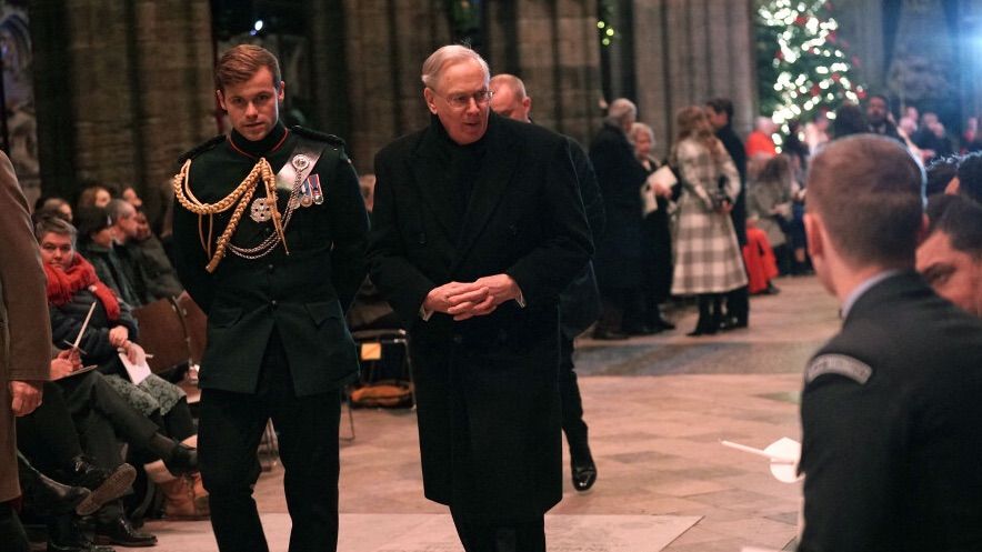 Ollie es es oficial del regimiento de infantería del ejército británico.