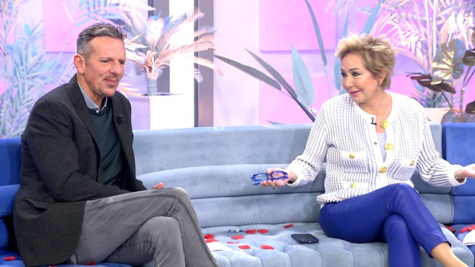 Los presentadores comentando San Valentín.