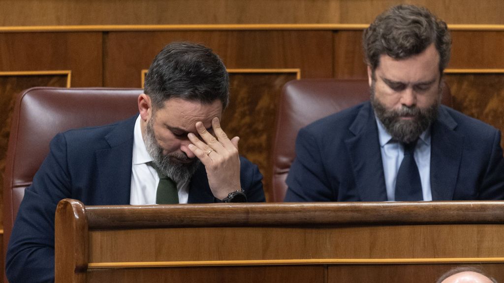 Santiago Abascal junto a su portavoz Iván Espinosa en el Congreso