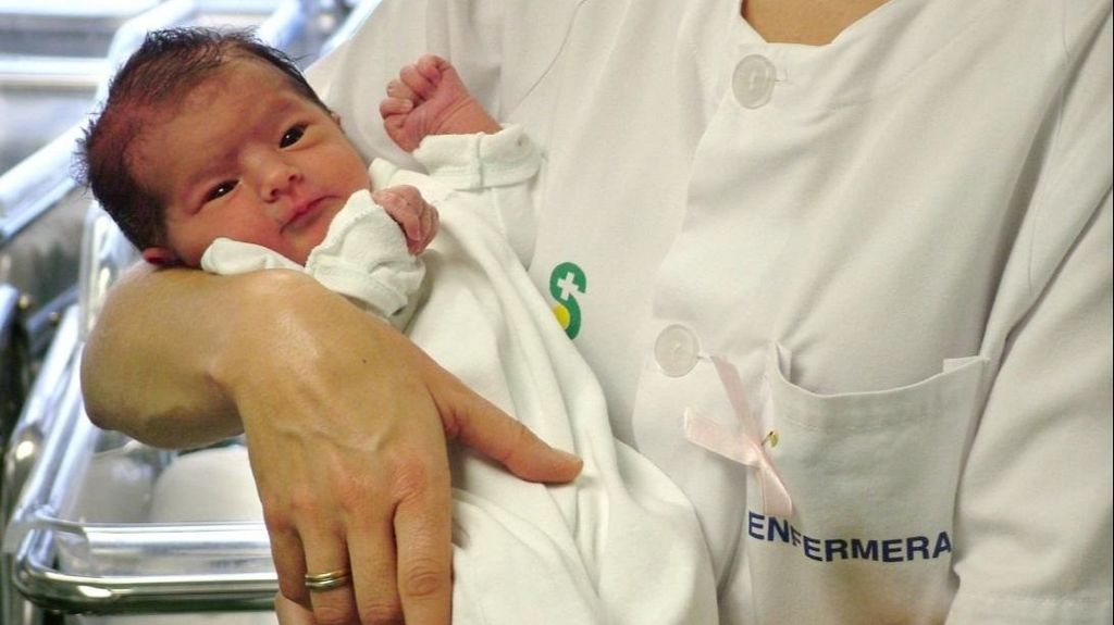 Un bebé en brazos de una enfermera en una imagen de archivo.