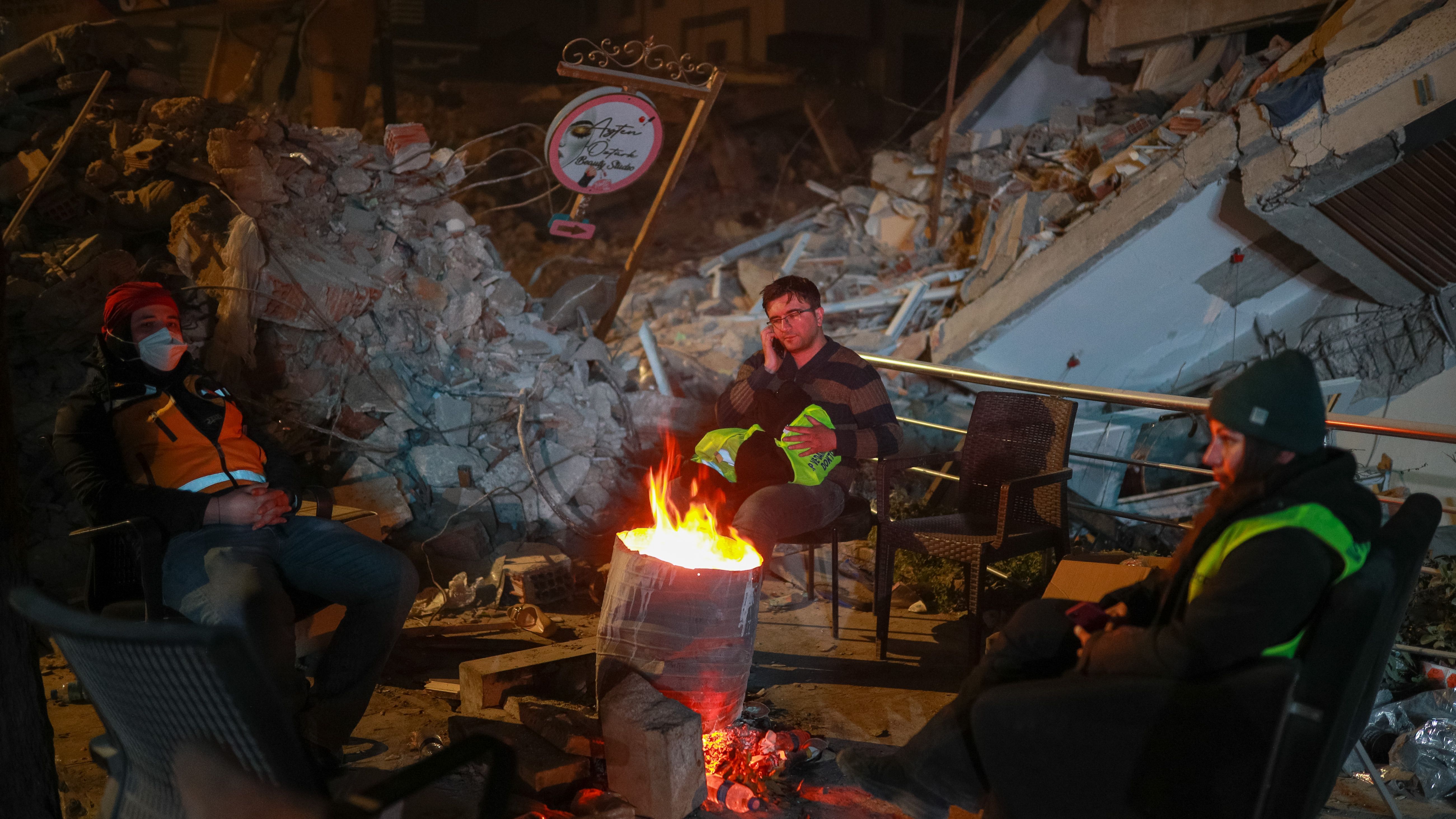 Varias personas, durante la noche en Turquía