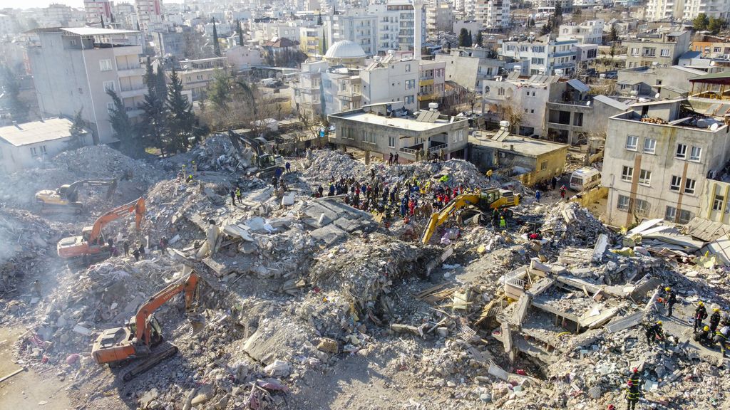 Vista aérea de decenas de edificios destruidos tras los terremotos en Turquía