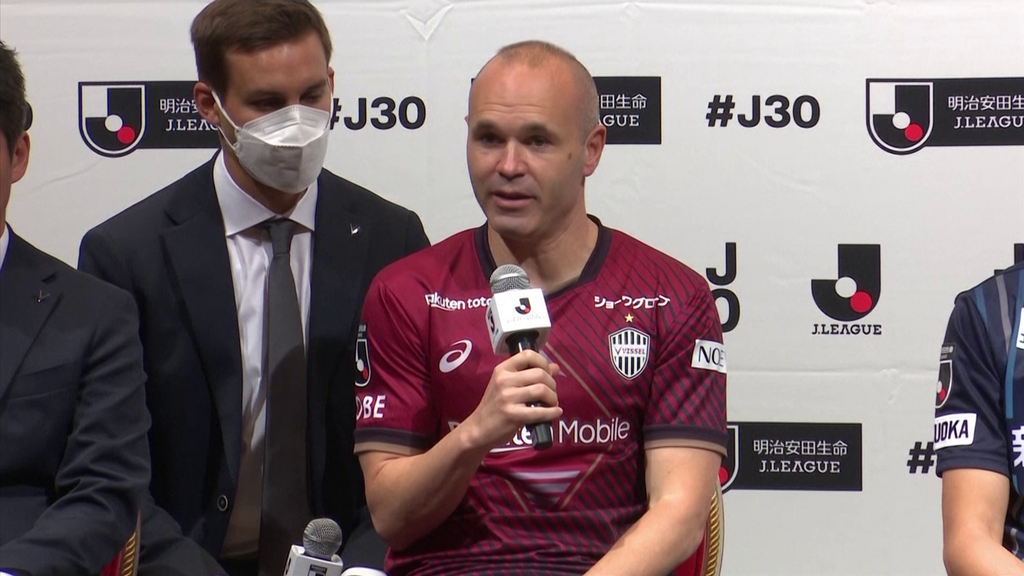 Andrés Iniesta no se atreve con el japonés y no se separa de su traductor: "Decidiré cuando toque el futuro"