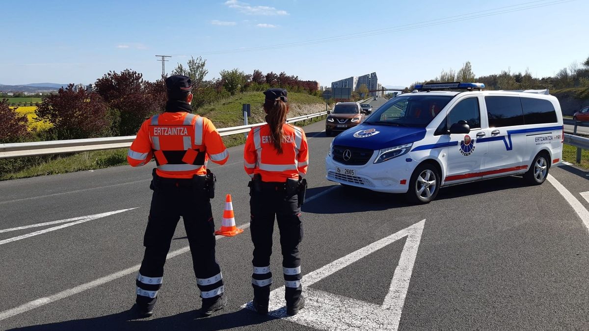 Agentes de tráfico de la Ertzaintza Agentes de tráfico de la Ertzaintza