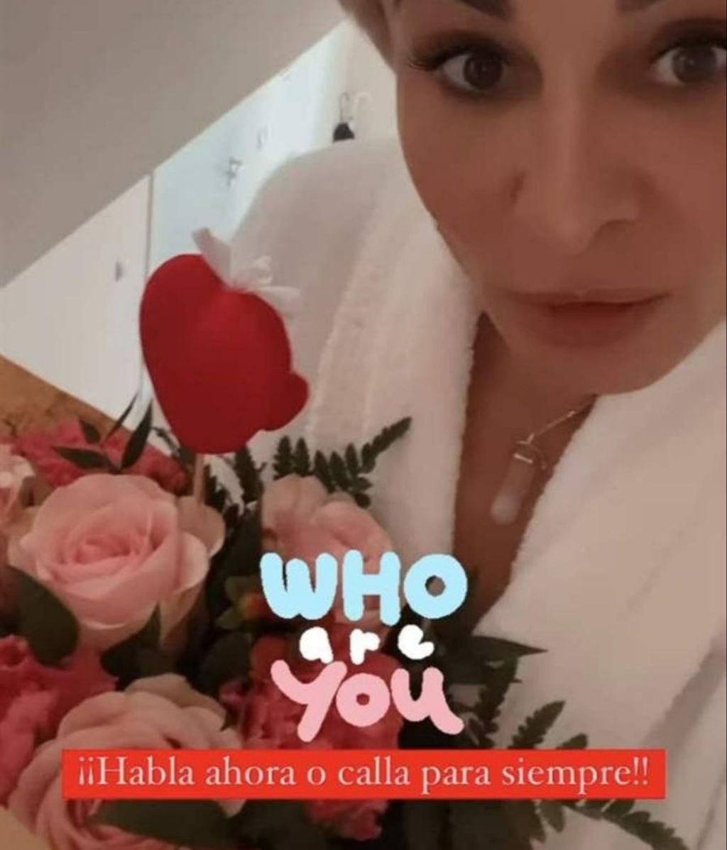 Ana María Aldón muestra el regalo que ha recibido por San Valentín