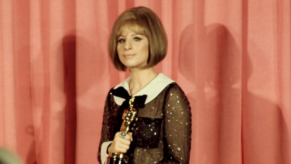 Barbra Streisand con su Oscar a Mejor Actriz. FUENTE: Cordonpress