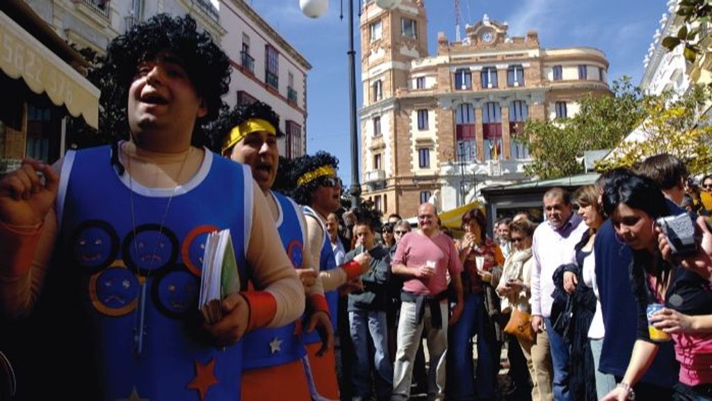 Imagen de gente disfrazada en la calle durante el Carnaval de Cádiz