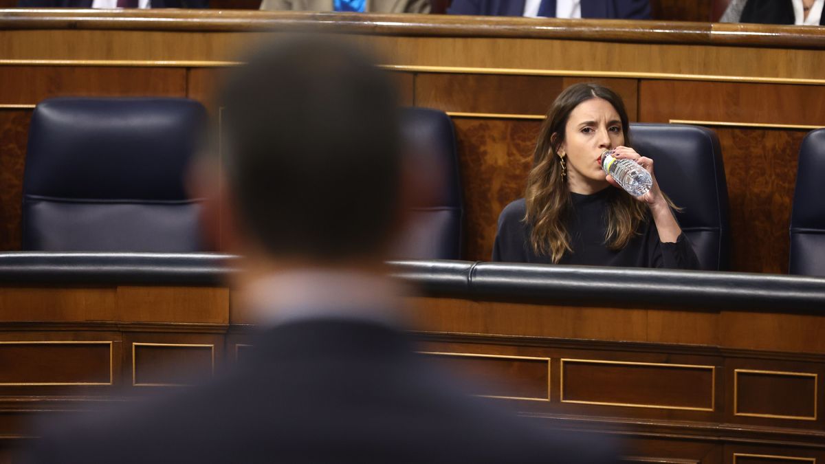 Irene Montero observa al presidente del Gobierno durante la sesión de control en el Congreso