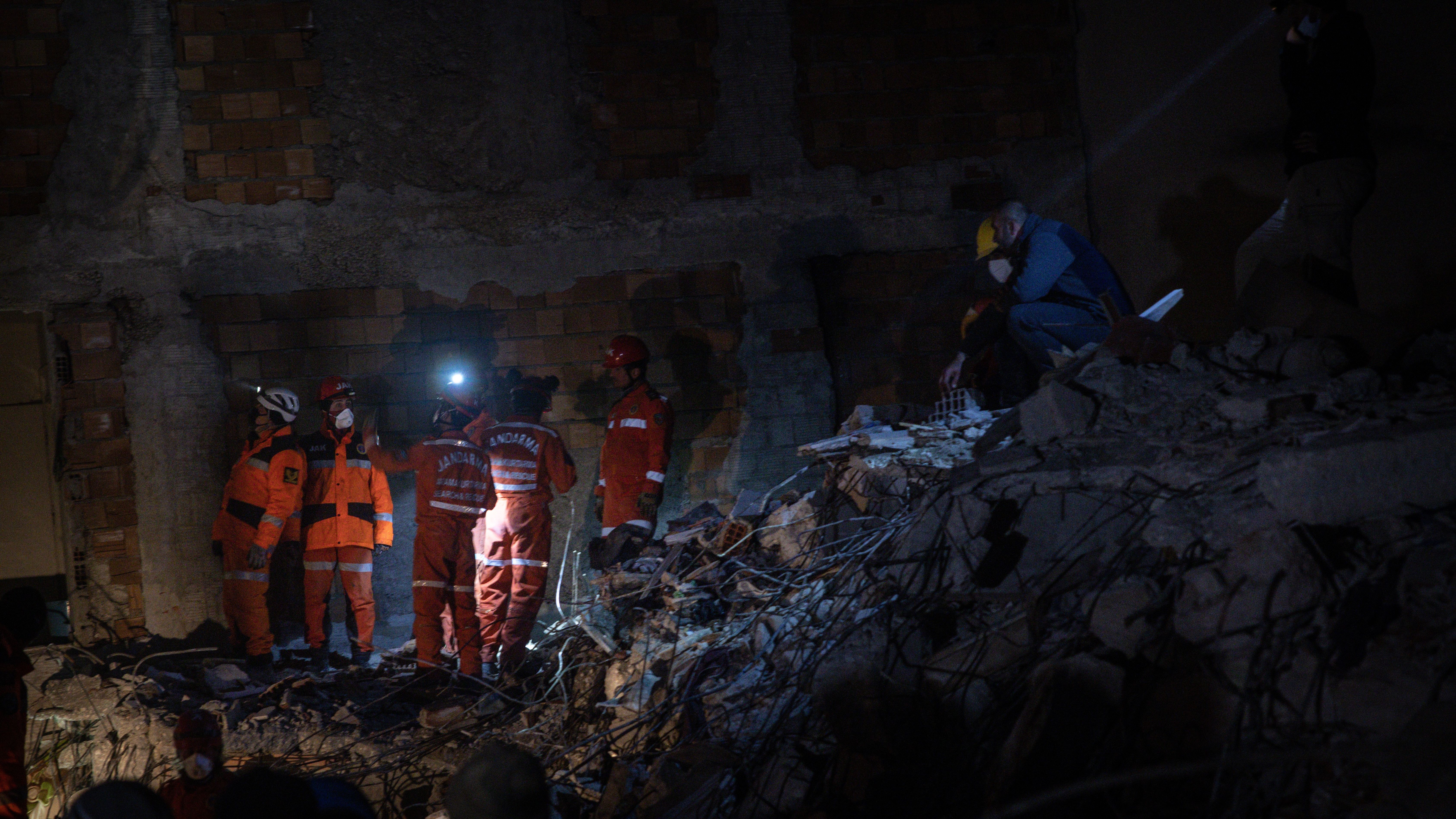 Los equipos de rescate de Turquía siguen buscando supervivientes cuando se acerca el décimo día