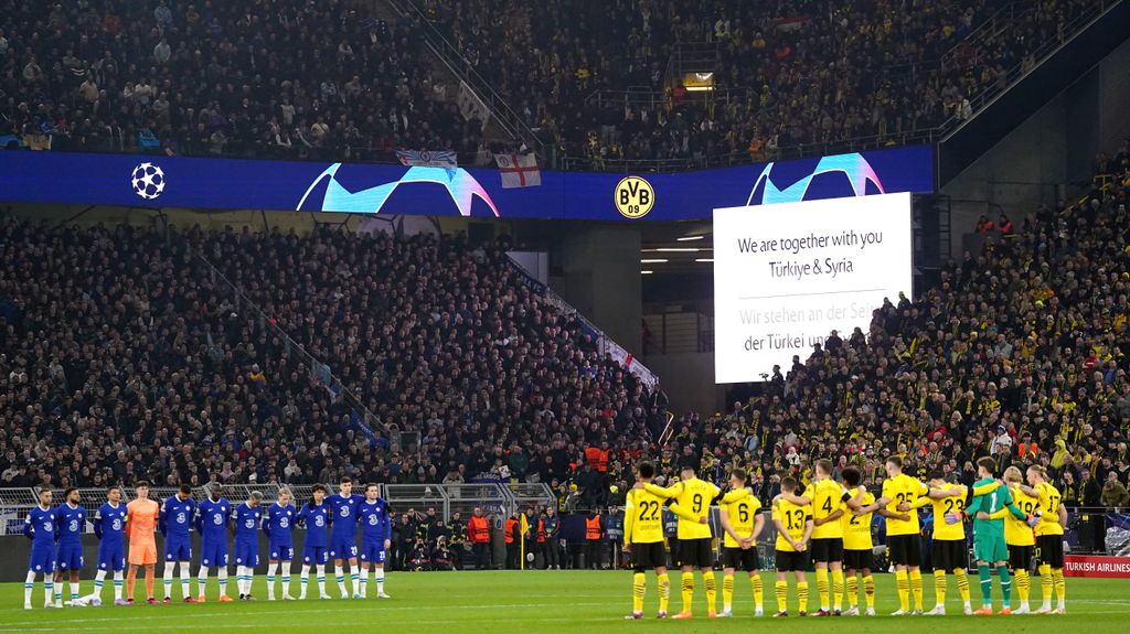 Minuto de silencio en el encuentro de Champions League entre el Borussia Dortmund y el Chelsea FC