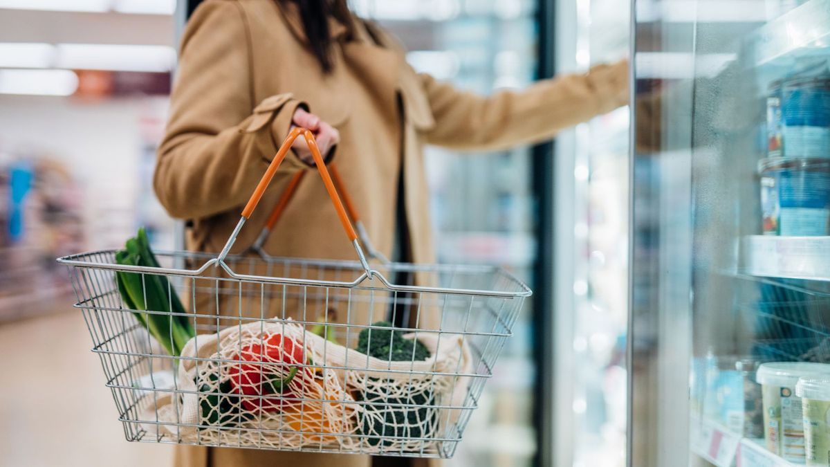 Mujer en el interior de un supermercado