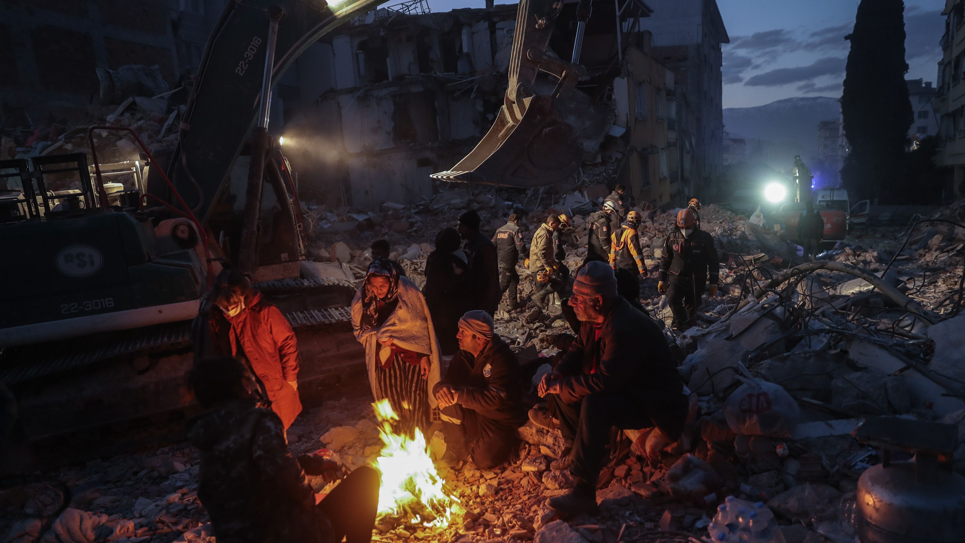 Numerosas personas se concentran mientras buscan supervivientes en Hatay