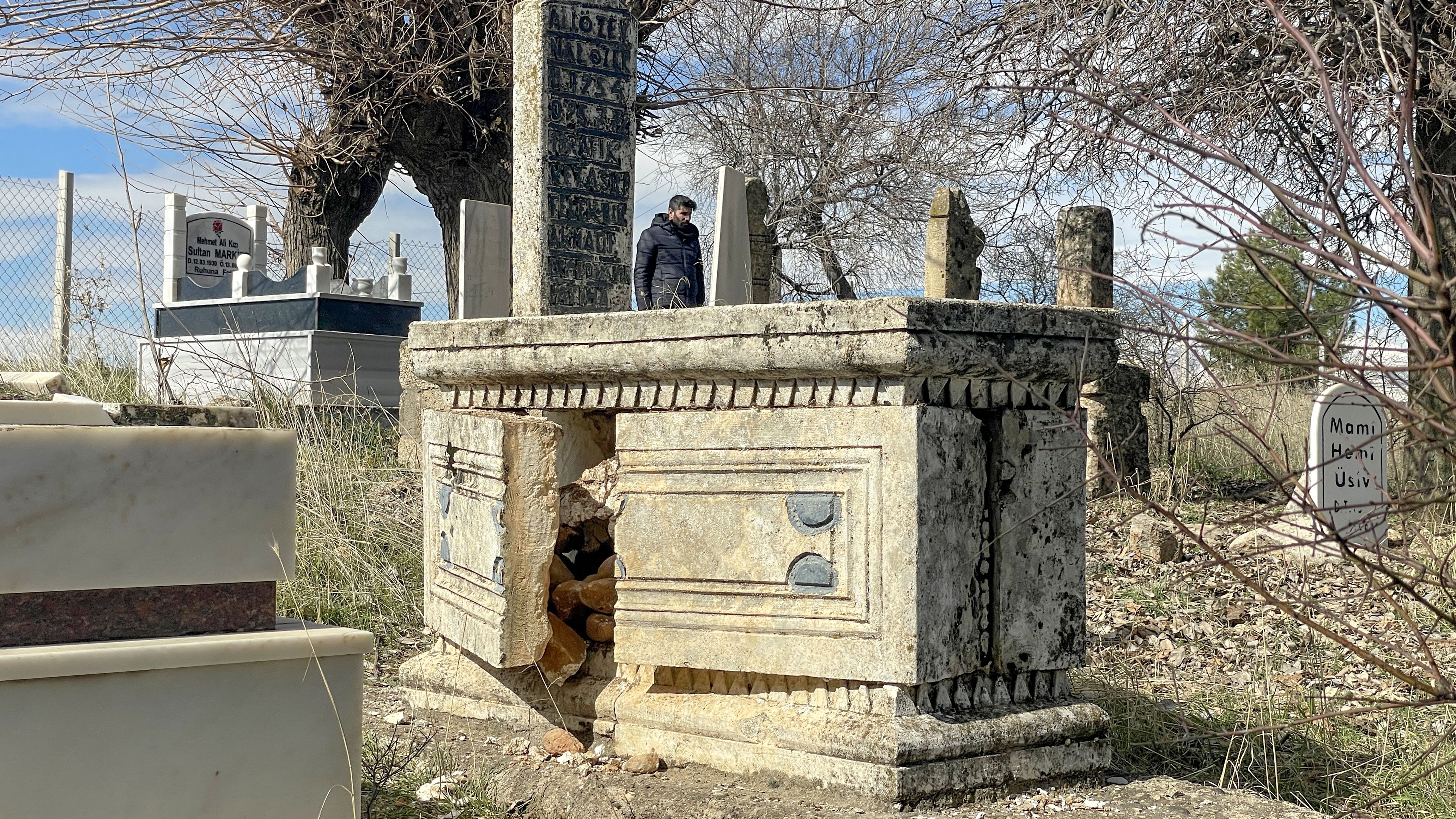 Numerosos edificios derruidos, al igual que centros religiosos, como una mezquita en Adiyaman