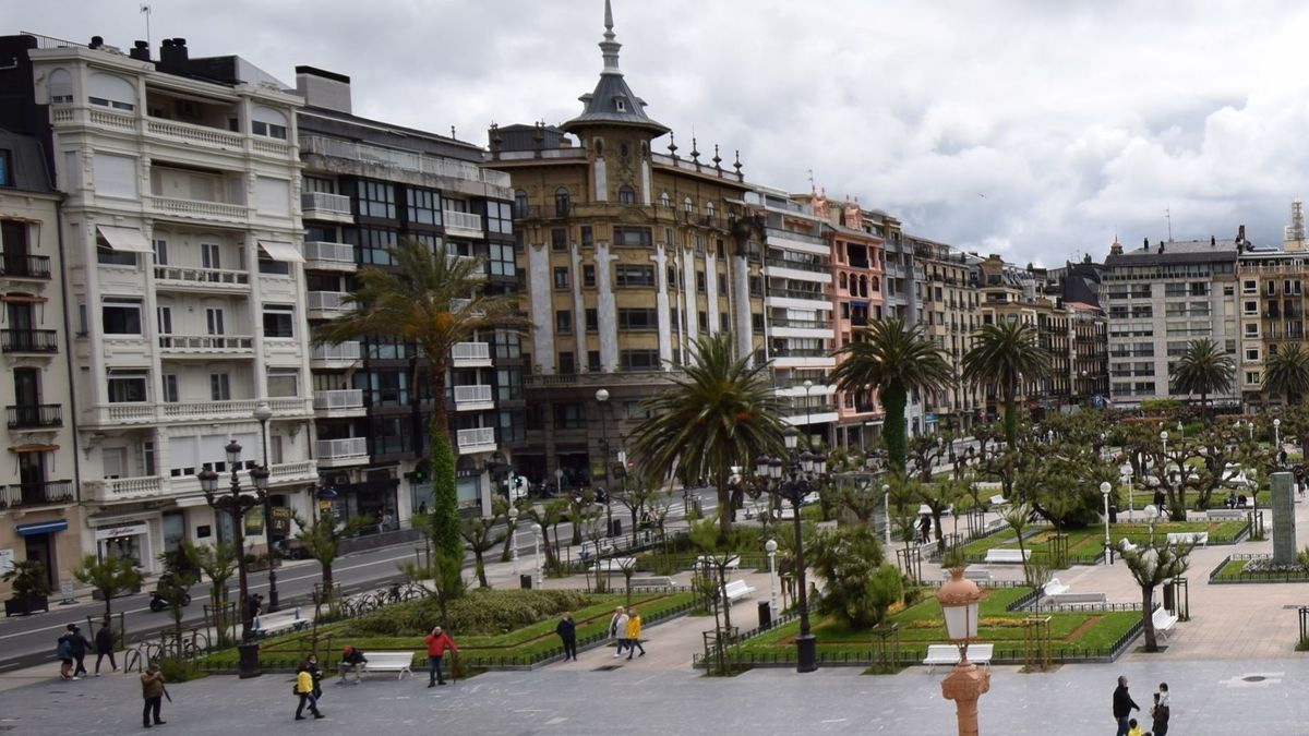 Plaza y viviendas frente al Ayuntamiento de Donostia