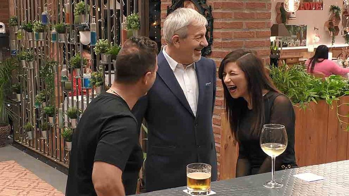 Sara no se resiste al movimiento de cejas de Carlos Sobera en ‘First Dates’: “Eres muy apuesto”