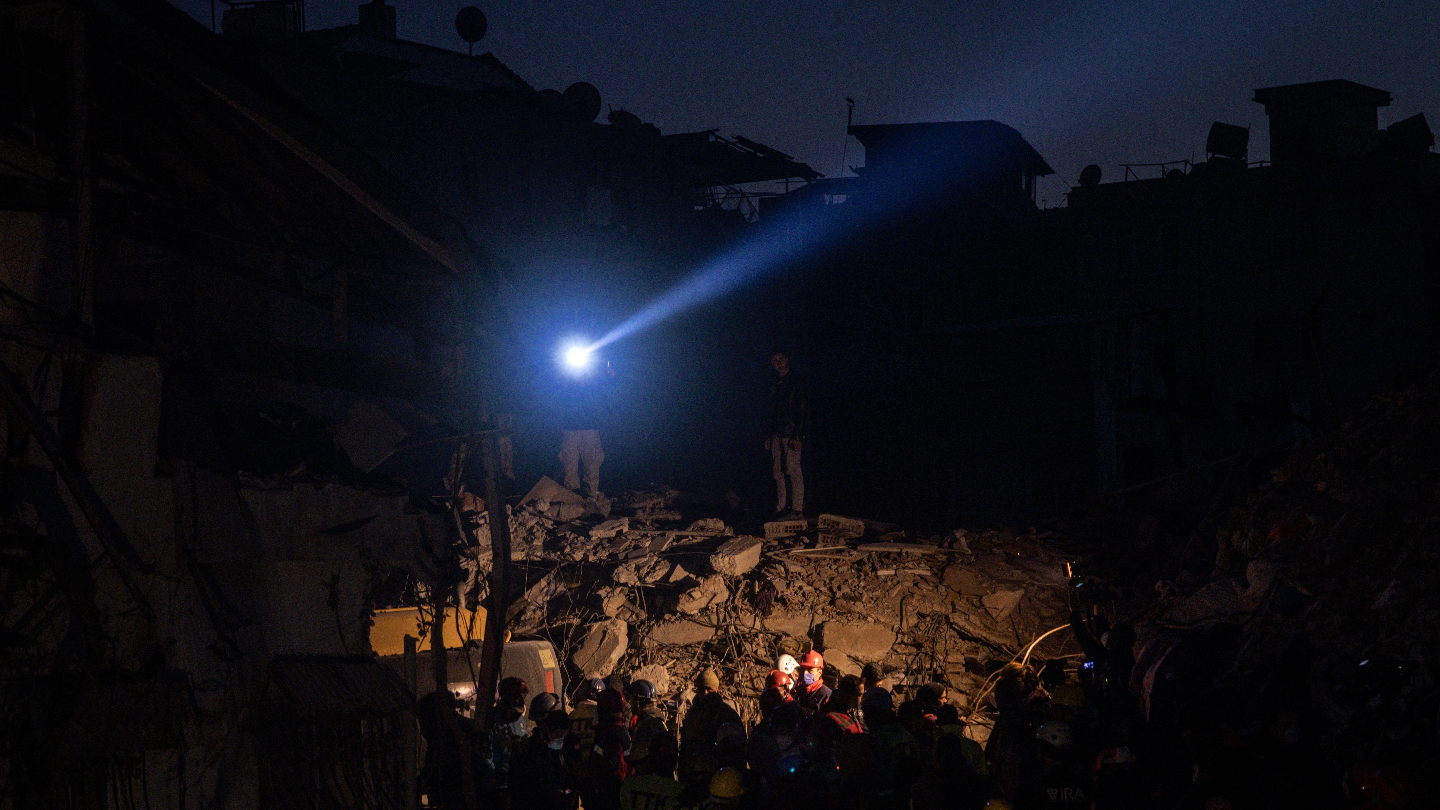 Trabajos sin descanso para encontrar a supervivientes en Turquía