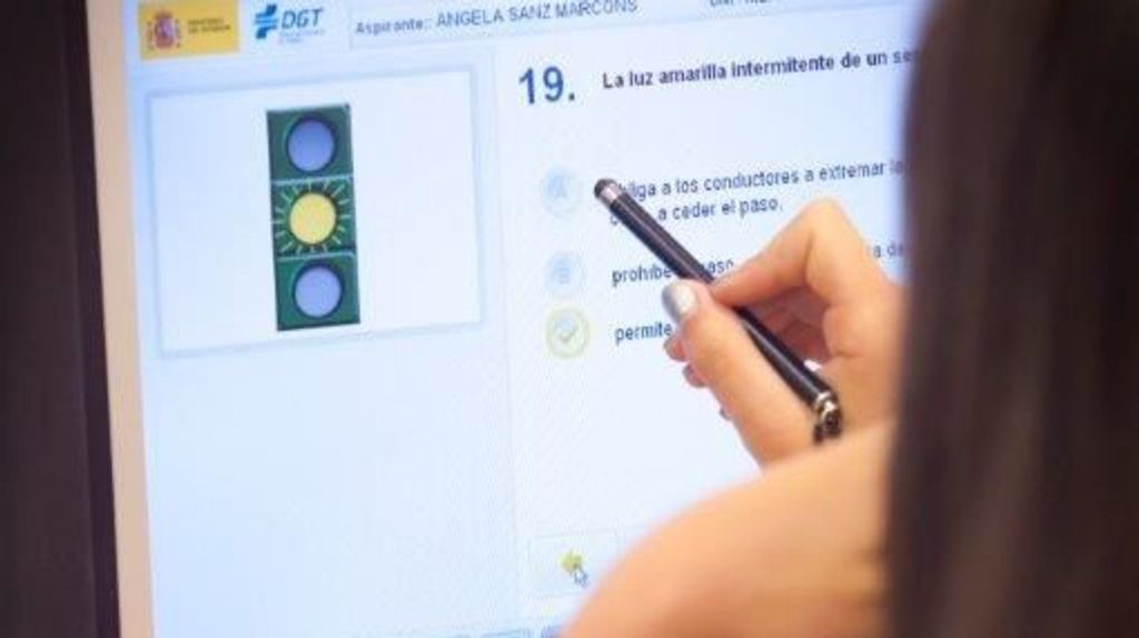 Denuncian a una examinadora de Tráfico de Almería por tratar como mujer a un chico trans