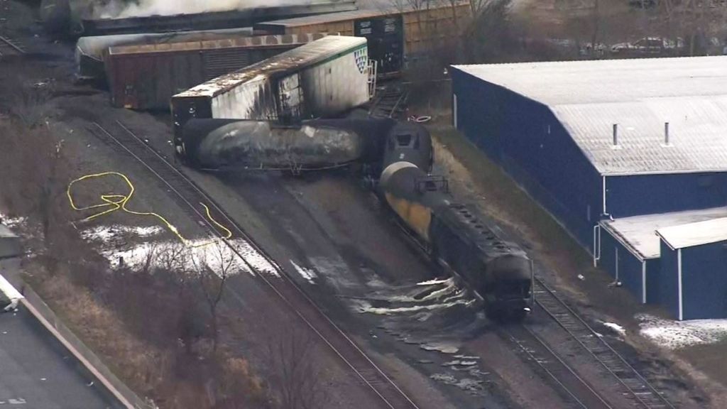 Indignación tras el desastre ecológico en Ohio por el desarrilamiento de un tren: "Todos queremos respuestas"