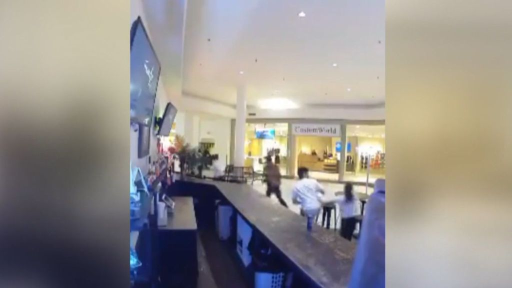La gente huye despavorida en el tiroteo en un centro comercial en El Paso, Texas