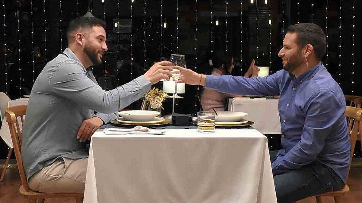 Israel nos enseña en ‘First Dates’ como termina el dicho “Quién no apoya no…”