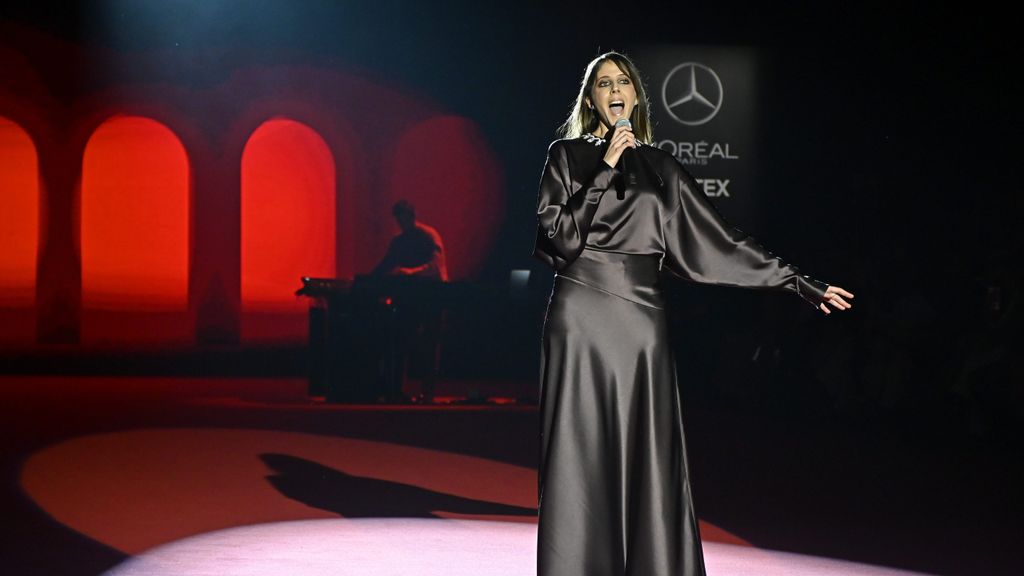 La actuación que ha acompañado el desfile de Pedro del Hierro, con debut de Tamara Falcó, en la Mercedes-Benz Fashion Week