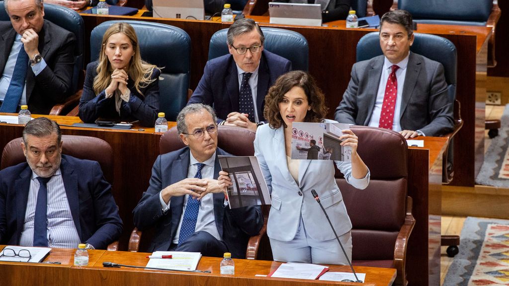 La presidenta de la Comunidad de Madrid, Isabel Díaz Ayuso, muestra en la Asamblea las pancartas de protesta en los centros de salud