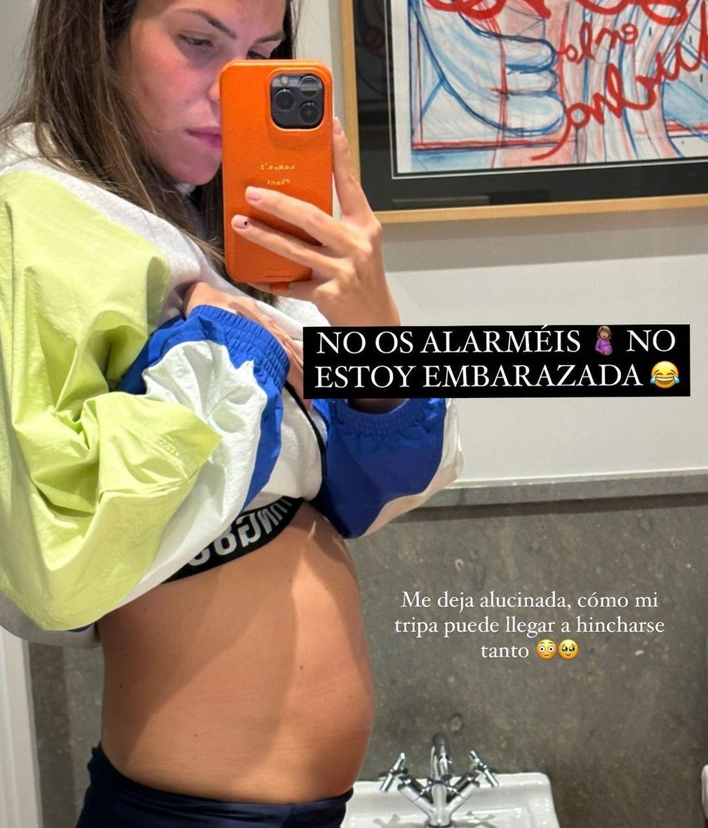 Laura Matamoros enseña la inflamación de su vientre