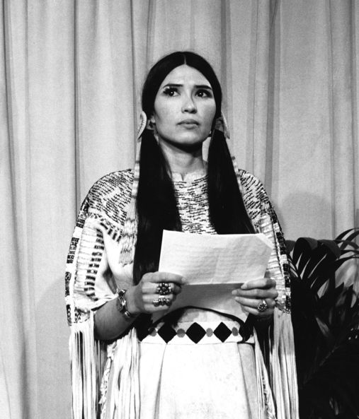 Sacheen Littlefeather rechaza el Oscar en nombre de Marlon Brando. FUENTE: Cordonpress