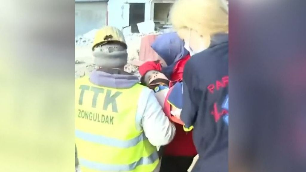 Una madre y sus dos hijos, rescatados tras 228 horas entre los escombros de Turquía: "¿Qué día es?"