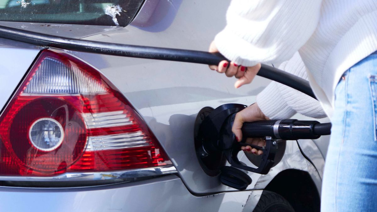una mujer reposta en una gasolinera