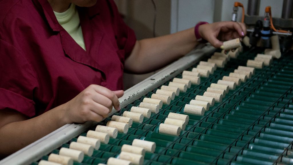 Una mujer trabaja en una fábrica de tapones de corcho en España