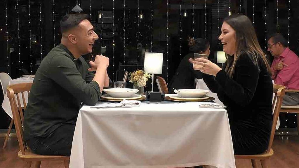 Álex y Sonia durante su cita en 'First Dates'