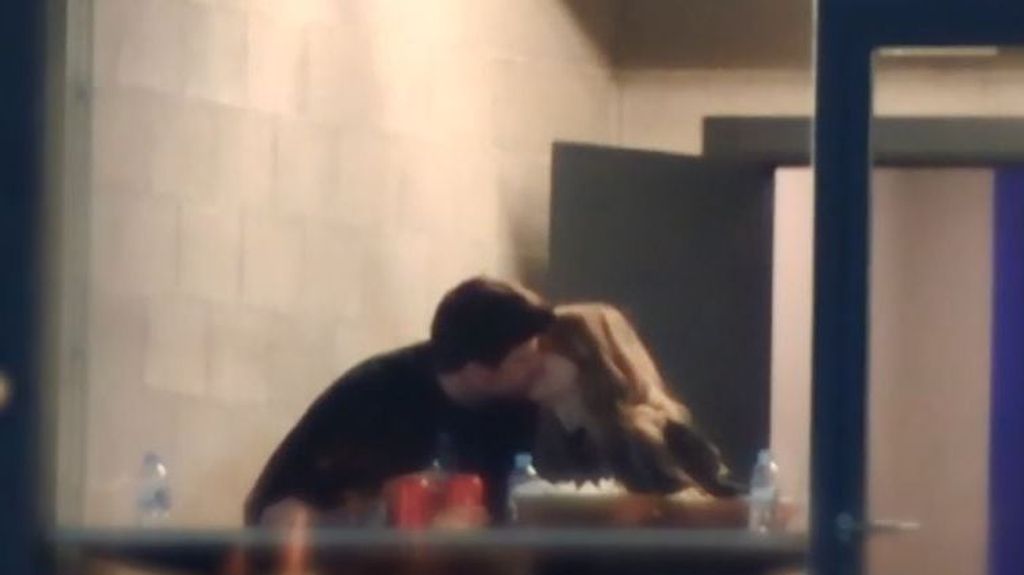 Clara Chía y Gerard Piqué reaparecen comiéndose a besos.