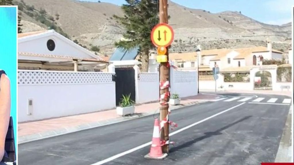 Un poste de luz y una 'escultura' con dos tablas de surf en medio de la carretera: las 'chapuzas' de Carchuna (Granada) que ponen peligro a los vecinos
