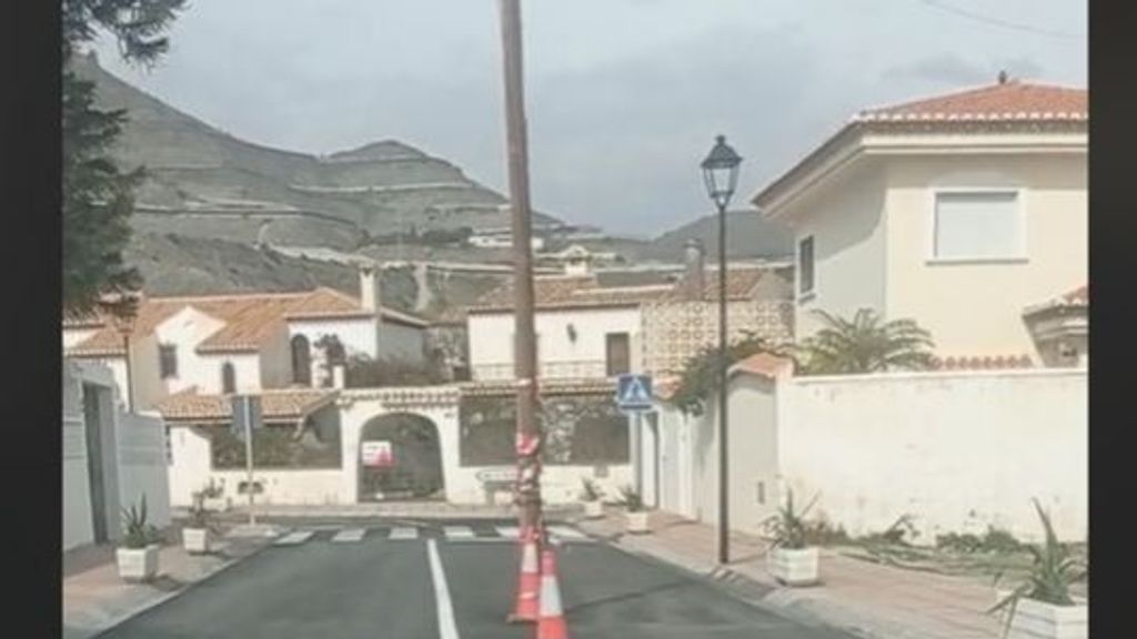 Remodelan una calle y dejan un poste en medio de la vía en pueblo de Granada