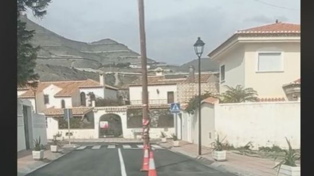 Remodelan una calle y dejan un poste en medio de la vía en pueblo de Granada