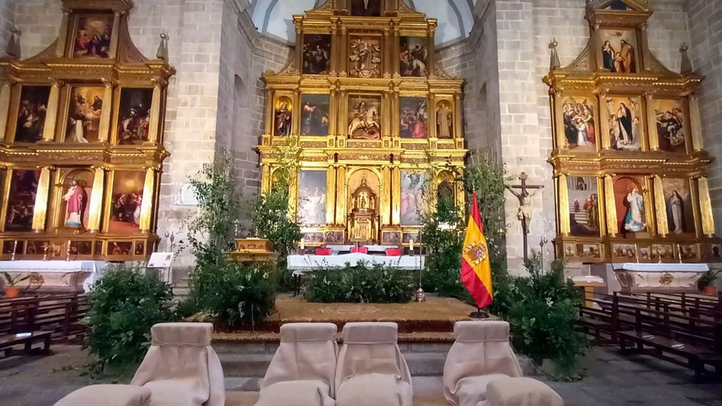 Así ha sido decorada la iglesia de Santiago Apóstol de Cebreros para la ceremonia