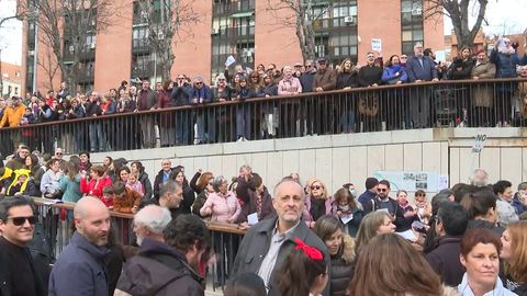 Centenares de personas, en defensa de los árboles amenazados en Madrid Río