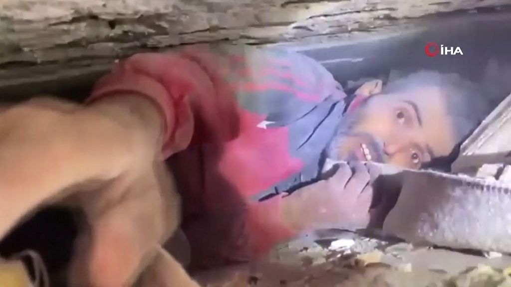 Milagro en Turquía: rescatan a tres personas, entre ellas un niño, tras 300 horas bajo los escombros