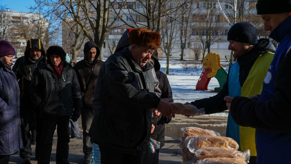 Residentes de Járkov reciben comida de los voluntarios