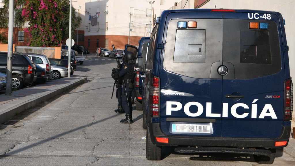 Un furgón y agentes de la Policía Nacional durante un operativo policial en barrio de El Príncipe de Ceuta