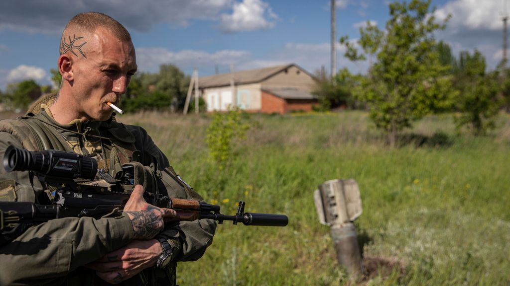 A Ukrainian soldier smokes a cigarette after checking the unexploded Russian missile on the outskirt of the separatist region of Donetsk (Donbas). Ukraine's Donetsk (Donbas) region is under heavy attack from the Russian troops. The Russian invasion of Ukraine started on February 24, the war has killed thousands civilians and soldiers.