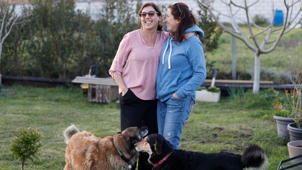 Kaitin Ochandiano y Rehina junto a sus dos perros.