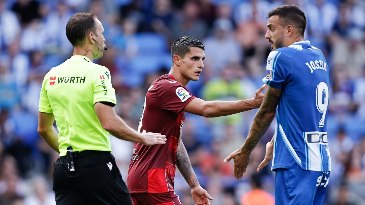 Árbitro, Lamela y Joselu en un partido Espanyol vs Sevilla Árbitro, Lamela y Joselu en un partido Espanyol vs Sevilla