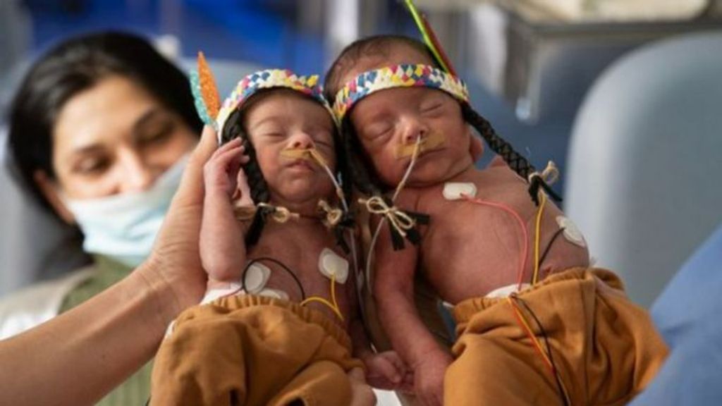 Carnaval en la UCI del Hospital Clínic de Barcelona: los 15 bebés ingresados, indios por un día