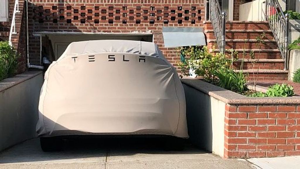 Coche Tesla aparcado en un garaje en Queens, Nueva York