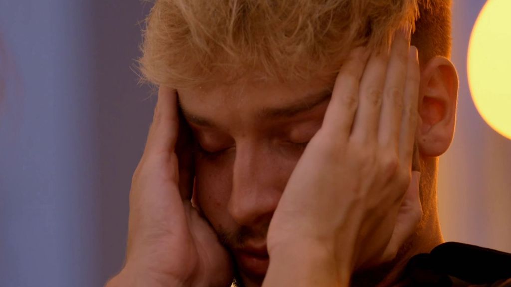 David llora tras recibir el objeto de Elena