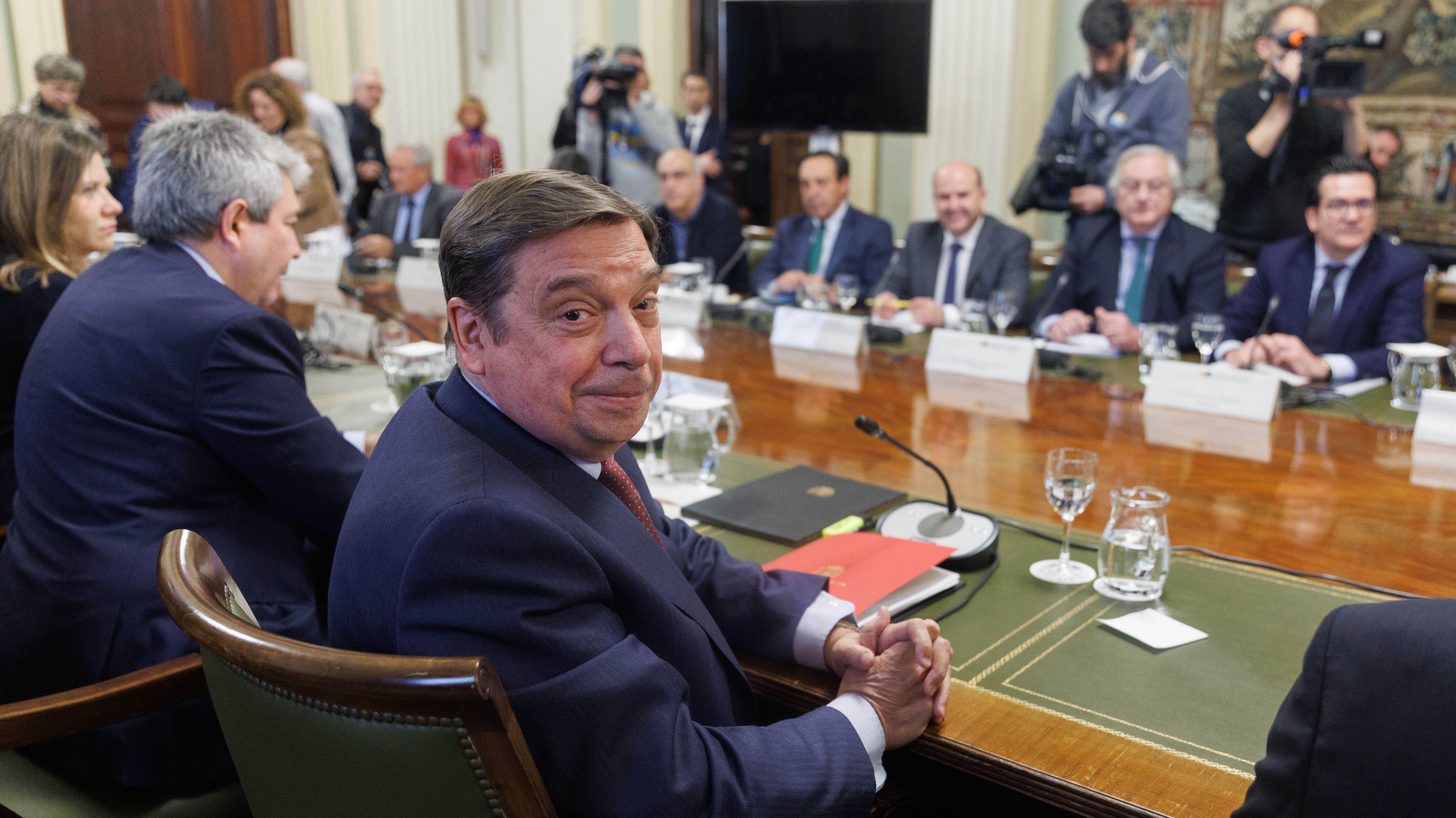 El ministro de Agricultura, Pesca y Alimentación, Luis Planas (c), preside el pleno del Observatorio de la Cadena Alimentaria, en la sede del Ministerio, a 20 de febrero de 2023, en Madrid (España).