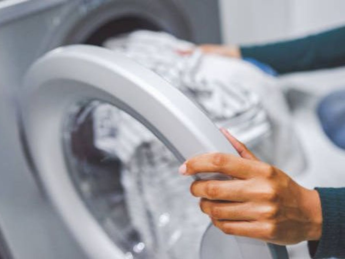 ¿Por qué debes lavar la ropa al revés en la lavadora?